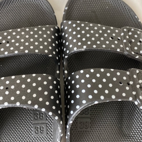 Freedom Moses NWOT Sandals - Picture 5 of 9